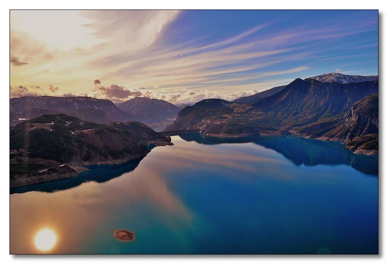 Le Lac de Serre-Ponçon : Un joyau turquoise entre montagnes et soleil