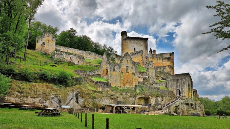 Le Château de Commarque : Plongée dans le Moyen Âge au cœur de la Dordogne